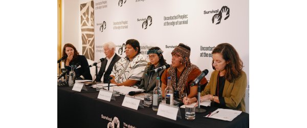 Survival présente, aux côtés de leaders autochtones et de Richard Gere, le premier rapport mondial sur les peuples autochtones non contactés